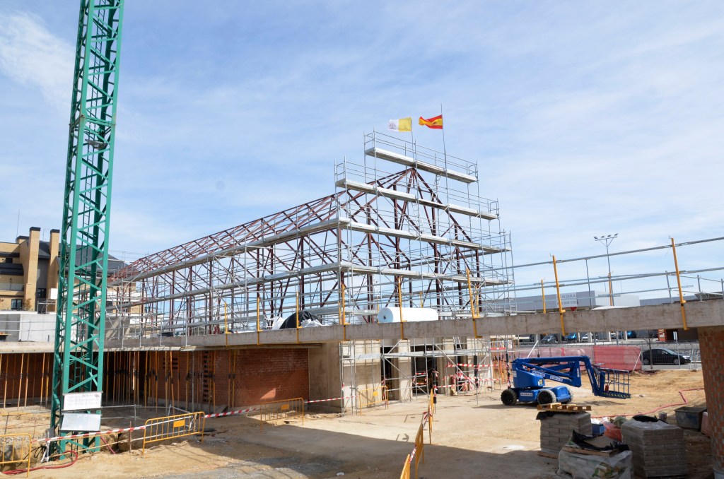 Culmina la fase estructural de Santa Genoveva con la colocación de las banderas de España y de la Santa&nbsp;Sede